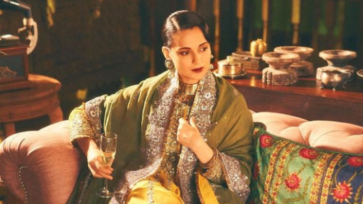 kangana-ranaut-gives-this-reply-to-paparazzi-who-tells-her-they-are-scared-of-her-darna-bhi-chaiye